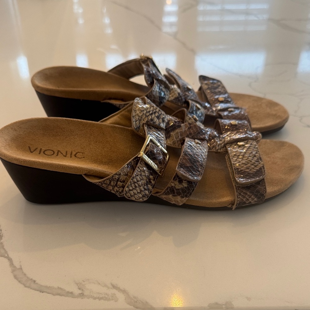 Vionic Snake-Print Brown Multi-Strap Wedge Sandals Ortho bed. Size 9